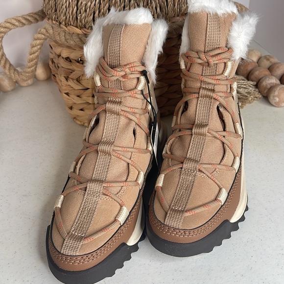 Sorel Ona Rmx Glacy Faux Fur Waterproof Bootie: Size 8/ Color Sea Salt - Picture 5 of 12